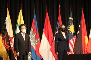 Phó Tổng thống Mỹ Kamala Harris (phải) chụp hình cùng Phó Thủ tướng Việt Nam Phạm Bình Minh (trái) tại lễ khai mạc ngày 25-8. Ảnh: BIZLIVE