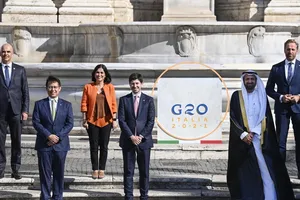 Bộ trưởng y tế một số nước G20 chụp ảnh trước địa điểm họp ở thủ đô Rome của Ý ngày 5-9. Ảnh: AP