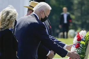 Tổng thống Joe Biden thăm đài tưởng niệm ở vùng ngoại ô Shanksville tại bang Pennsylvania ngày 11-9. Ảnh: AP