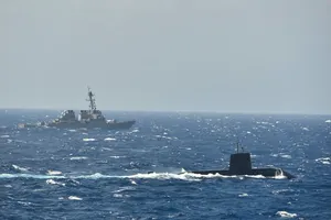 Các lực lượng Mỹ và Nhật trong cuộc tập trận hàng hải ở Biển Đông ngày 16-11. Ảnh: BỘ QUỐC PHÒNG NHẬT