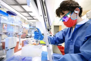 Chuyên gia làm việc trong phòng thí nghiệm công bang Utah (Mỹ) ngày 29-11. Ảnh: DESERET NEWS