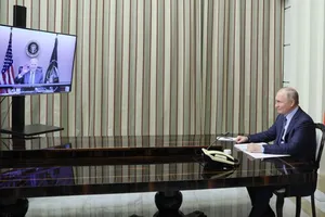 Tổng thống Mỹ Joe Biden (trái) và Tổng thống Nga Vladimir Putin (phải) trong phiên đối thoại ngày 8-12. Ảnh: GETTY 