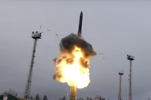 Tên lửa khai hỏa từ bệ phóng trong một cuộc tập trận giữa Nga và Ấn Độ hồi tháng 12-2019. Ảnh: AP