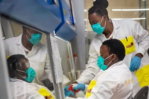 Chuyên gia làm việc trong phòng thí nghiệm thuộc ĐH Cape Town, Nam Phi hồi tháng 11. Ảnh: ABC
