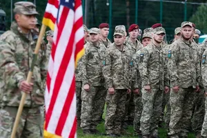 Binh sĩ Mỹ và Ukraine trong cuộc tập trận chung với lực lượng NATO ở TP Lviv hồi tháng 9. Ảnh: REUTERS