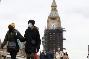Người dân đi bộ trên đường phố thủ đô London, Anh ngày 14-12. Ảnh: BBC