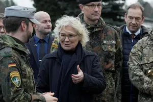 Bộ trưởng Quốc phòng Đức Christine Lambrecht thăm lực lượng đồn trú Đức ở Lithuania hôm 19-12. Ảnh: REUTERS