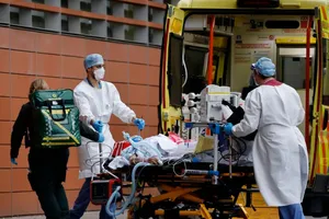 Nhân viên y tế di chuyển một bệnh nhân COVID-19 ở TP Liverpool, Anh ngày 15-12. Ảnh: BBC