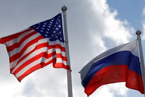 Cờ Mỹ và Nga trước một nhà máy tại TP Vsevolozhsk thuộc của Nga hồi tháng 3-2019. Ảnh: REUTERS