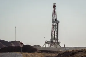 Ảnh chụp bên ngoài khu khai thác dầu của ZPEC ở giếng dầu Al-Gharraf thuộc TP Nasiriyah. Ảnh: NEFT