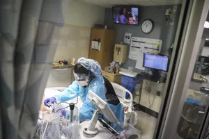 Nhân viên y tế trong khu cách ly COVID-19 của một trung tâm y tế thuộc TP Worcester, bang Massachusetts hồi tháng 12-2021. Ảnh: GETTY