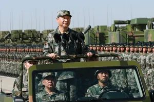 Chủ tịch Trung Quốc Tập Cận Bình tham gia một cuộc duyệt binh kỷ niệm 90 năm thành lập quân đội Trung Quốc hồi tháng 7-2017. Ảnh: AP