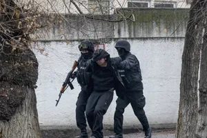 Một người biểu tình bị bắt giữ ở TP Almaty, Kazakhstan hôm 8-1. Ảnh: AP