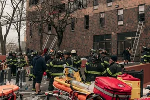 Hiện trường vụ cháy chung cư ngày 9-1 ở TP New York, Mỹ. Ảnh: CNBC