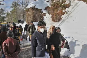 Du khách bị mắc kẹt khi đi xem bão tuyết ở thị trấn Murree, Pakistan (Ảnh chụp hôm 9-1). Ảnh: AP