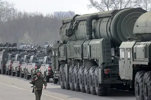 Khí tài quân sự Nga triển khai gần thủ đô Moscow hồi tháng 4-2018. Ảnh: EPA