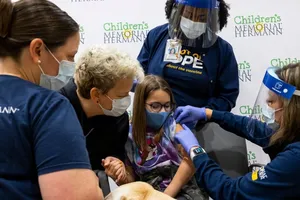 Trẻ em được tiêm phòng COVID-19 tại một trung tâm y tế thuộc bang Texas, Mỹ hồi tháng 12-2021. Ảnh: CNN