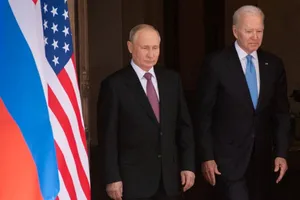 Tổng thống Nga Vladimir Putin (trái) gặp Tổng thống Mỹ Joe Biden (phải) trong phiên hội đàm hồi tháng 6-2021 ở Thụy Sĩ. Ảnh: REUTERS