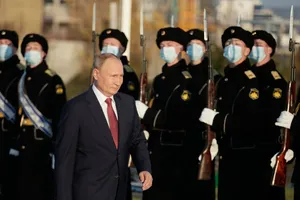 Tổng thống Nga Vladimir Putin duyệt đội danh dự trong một sự kiện ở thủ đô Moscow hồi tháng 11-2021. Ảnh: AFP