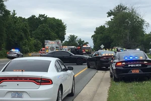 Cảnh sát khống chế chiếc sedan đen liên quan trong vụ rượt đuổi tuần trước. Ảnh: ABC