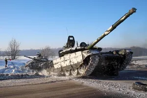 Xe tăng Nga trong một cuộc tập trận gần biên giới Ukraine hồi tháng 11-2021. Ảnh: TASS