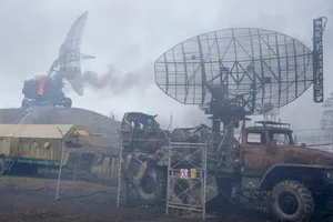 Một căn cứ quân sự Ukraine ở TP Mariupol hoang tàn sau khi bị Nga không kích ngày 24-2. Ảnh: AP