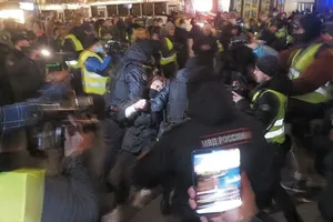 Người biểu tình Nga ở Moscow bị bắt giữ hôm 24-2. Ảnh: RT