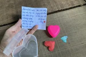 Tan chảy với lá thư con gái 7 tuổi gửi mẹ đang cách ly