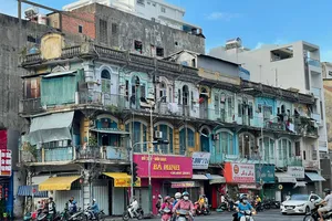 Vẫn tắc việc 'thay áo' cho hàng loạt chung cư cũ ở Hà Nội và TP.HCM