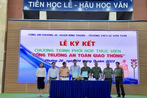 Công an Bình Thạnh ký kết thực hiện 'Cổng trường an toàn giao thông'