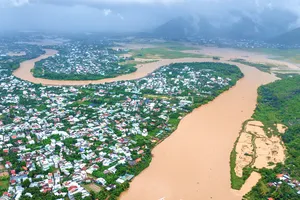 Chùm ảnh: Lũ về bất ngờ Nha Trang chìm trong biển nước