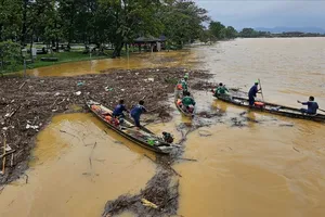 Một ngày hối hả dọn dẹp bùn đất sau lũ của người dân xứ Huế
