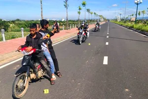 Đi xe máy kẹp 3, dùng ná cao su bắn công an bị thương