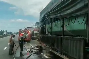 Xe container bốc cháy trên quốc lộ 1