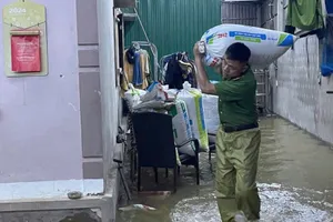 Mưa lũ lớn ở Hà Tĩnh: Nỗ lực cứu người, tài sản