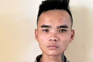 Trộm điện thoại rồi đưa bạn gái cất giữ