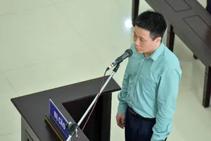 Hà Văn Thắm bối rối vì bị chủ tọa hỏi “khó” về 1 nữ nhân viên