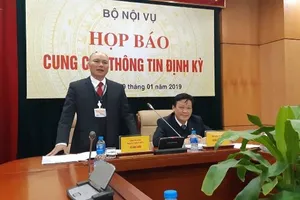 Bộ Nội vụ nói về việc dùng xe công đón người nhà