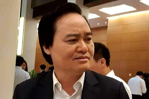 Bộ trưởng Nhạ nói về sự việc 'nựng' bé gái trong thang máy