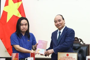 Chủ tịch nước trò chuyện thân mật với tài năng văn học trẻ 21 tuổi