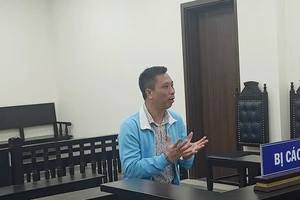 Y án kẻ đập phá mồ mả, ép vợ quay về sống chung