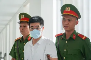 Cựu điều tra viên Hoàng Văn Hưng tự bào chữa, chủ tọa liên tục nhắc nhở