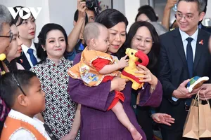 Phu nhân Ngô Phương Ly thăm trẻ em ung thư ở Indonesia