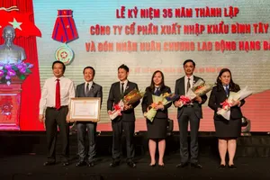 DN đưa máy tính cầm tay vào trường học nhận huân chương