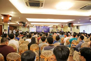 Hàng trăm bạn trẻ hào hứng trải nghiệm Galaxy S8 