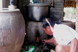 Kiến nghị lùi thời hạn dán tem rượu đế