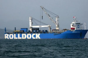 Tàu ngầm Kilo Hà Nội về đến Cam Ranh