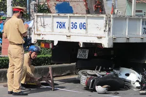 Tông vào xe tải đang dừng, một thanh niên tử nạn