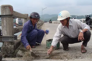 Xóm làng góp tiền sửa cầu đón tết