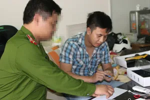 Phá đường dây trộm tiền thẻ tín dụng